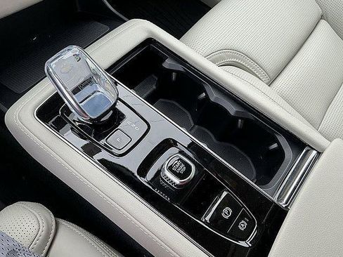 New 2026 Volvo XC90 T8 Ultra w/ Protection Package Premier AWD/4WD image 18