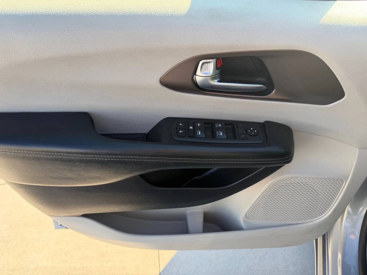 Used 2020 Chrysler Voyager Lxi FWD image 18