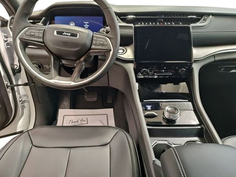New 2025 Jeep Grand Cherokee L Limited w/ Black Appearance Package AWD/4WD image 10