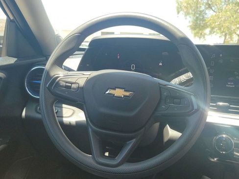 Used 2025 Chevrolet Trax LT FWD image 19