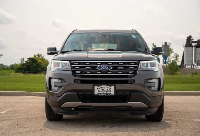 Used 2017 Ford Explorer XLT AWD/4WD image 2