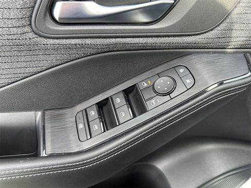 Used 2023 Nissan Rogue SV image 13