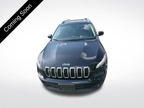 Used 2018 Jeep Cherokee Latitude Plus AWD/4WD image 3