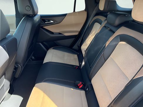 Used 2025 Chevrolet Equinox ACTIV w/ Safety and Technology Package AWD/4WD image 18