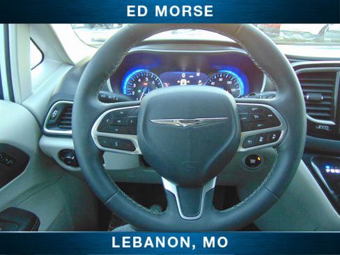 Used 2023 Chrysler Pacifica Touring-L image 22