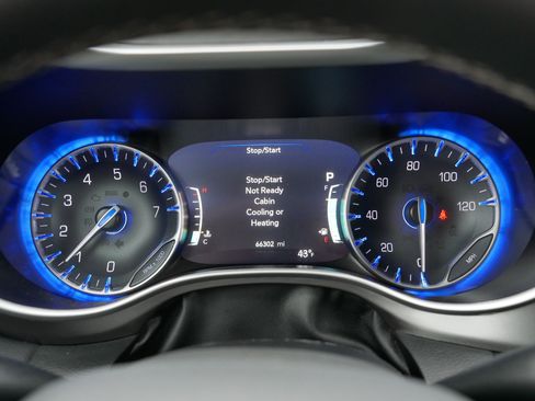 Certified 2024 Chrysler Pacifica Touring-L image 21