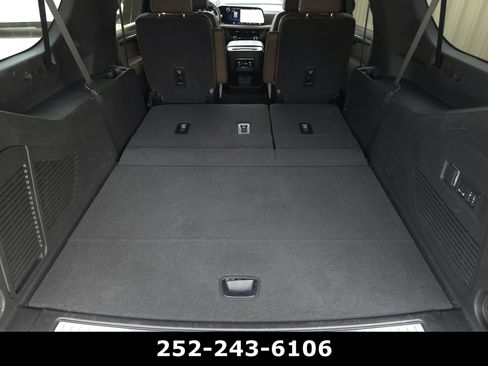 Used 2025 Chevrolet Suburban High Country AWD/4WD image 38