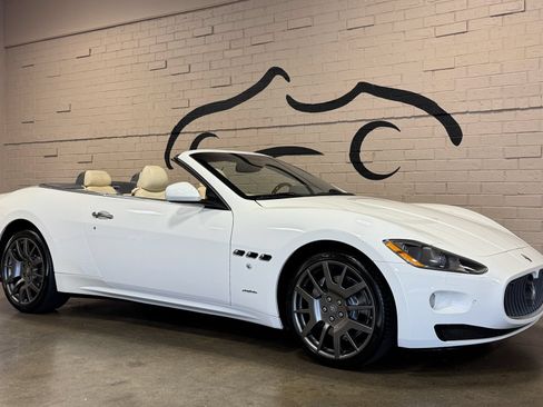 Used 2011 Maserati GranTurismo Convertible RWD image 2