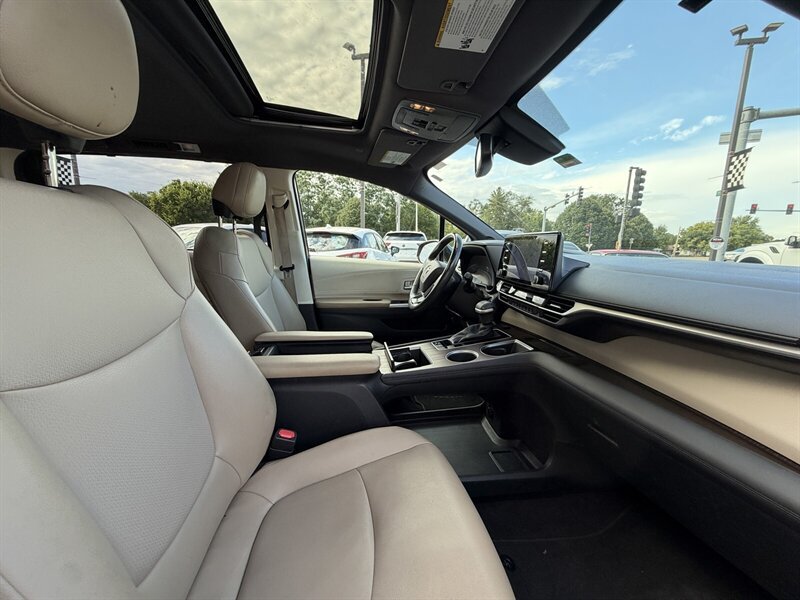 Used 2021 Toyota Sienna XLE w/ XLE Plus Package FWD image 12
