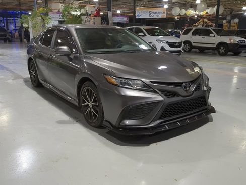Used 2021 Toyota Camry SE image 4