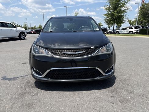 Used 2017 Chrysler Pacifica Touring Plus w/ Tire & Wheel Group FWD image 3