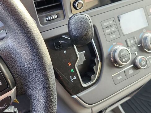 Used 2020 Toyota Sienna L image 16