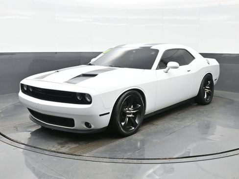 Used 2017 Dodge Challenger R/T image 2