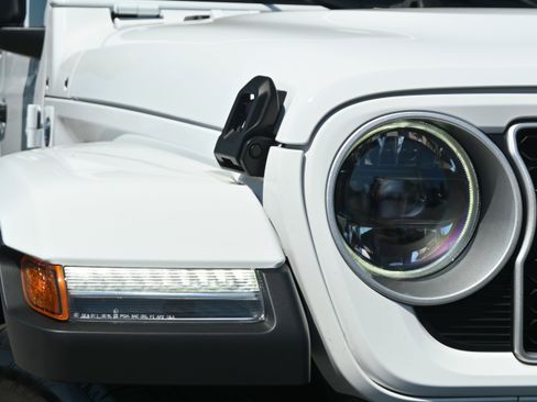 Used 2025 Jeep Wrangler Sahara w/ Safety Group image 25