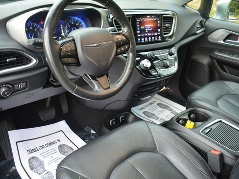 Used 2019 Chrysler Pacifica Touring-L Plus w/ Advanced Safetytec Group image 10