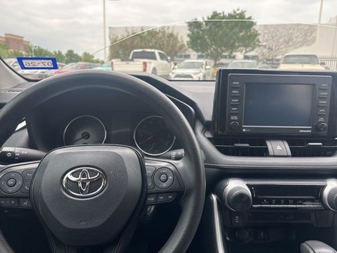 Used 2021 Toyota RAV4 LE image 10