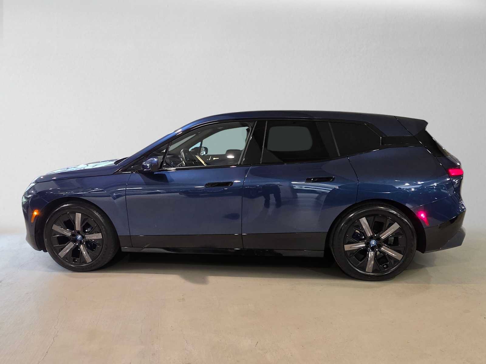 Used 2024 BMW iX xDrive50 w/ Sport Package AWD/4WD image 6