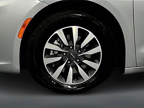 Used 2023 Chrysler Pacifica Limited image 31