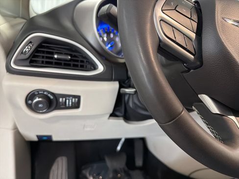 Used 2024 Chrysler Pacifica Touring-L FWD image 33