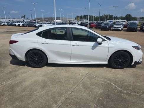 Used 2025 Toyota Camry SE FWD image 6