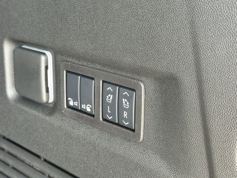 New 2025 Chevrolet Suburban Premier image 31