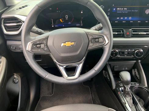 Used 2025 Chevrolet TrailBlazer LT w/ Convenience Package FWD image 6
