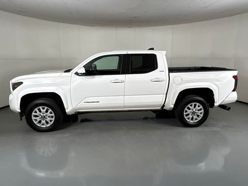Used 2025 Toyota Tacoma SR5 AWD/4WD image 5