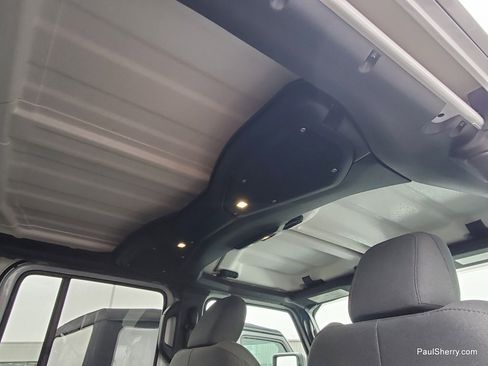 Used 2025 Jeep Wrangler Sahara image 29