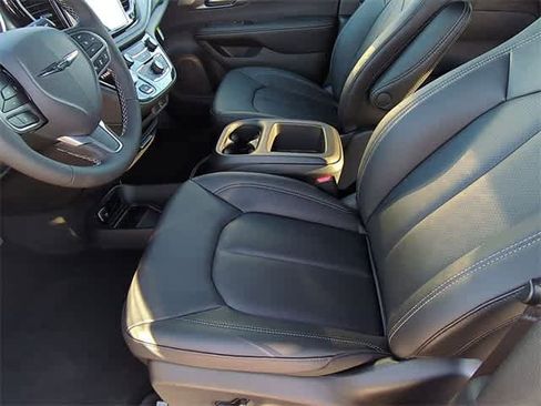 New 2026 Chrysler Pacifica Select image 17