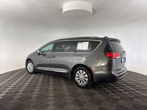 Used 2019 Chrysler Pacifica Touring-L image 10
