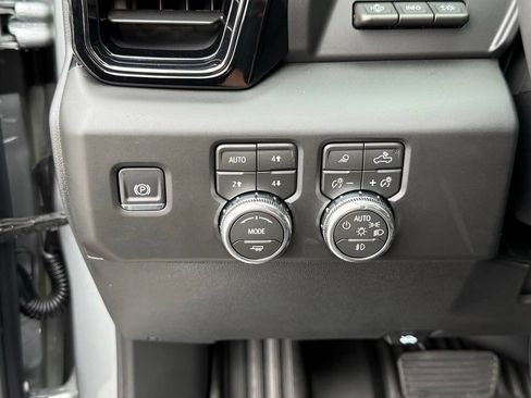 Used 2026 GMC Sierra 2500 AT4 w/ AT4 Premium Plus Package AWD/4WD image 32