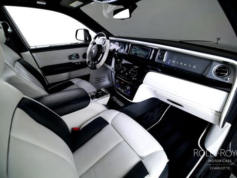 Used 2018 Rolls-Royce Phantom Sedan image 37