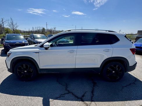 Used 2023 Volkswagen Taos SE image 2