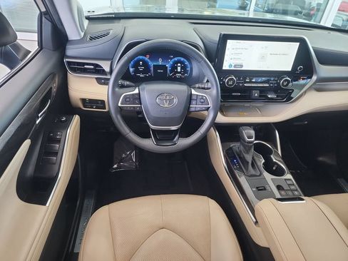 Used 2023 Toyota Highlander Limited FWD image 10