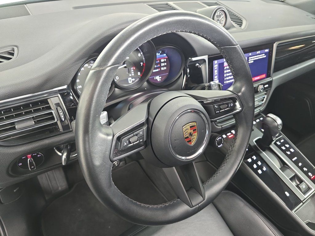 Certified 2023 Porsche Macan AWD/4WD image 4