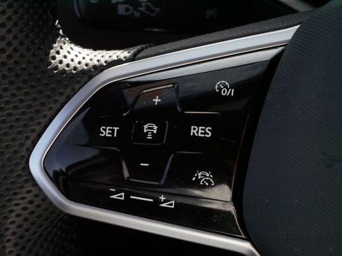 Certified 2024 Volkswagen Tiguan SE R-Line image 25