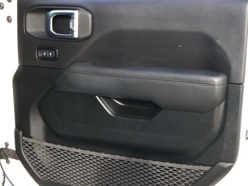 Used 2020 Jeep Wrangler Unlimited Sahara image 16