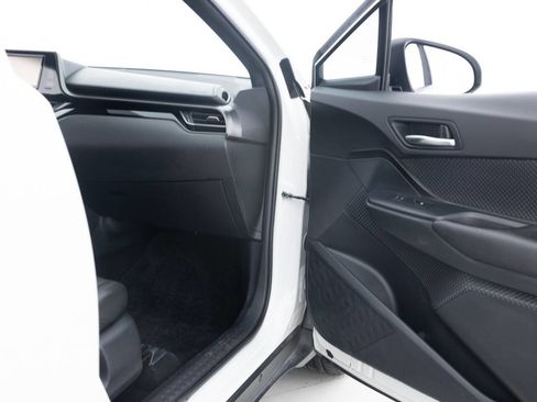 Used 2018 Toyota C-HR XLE image 28