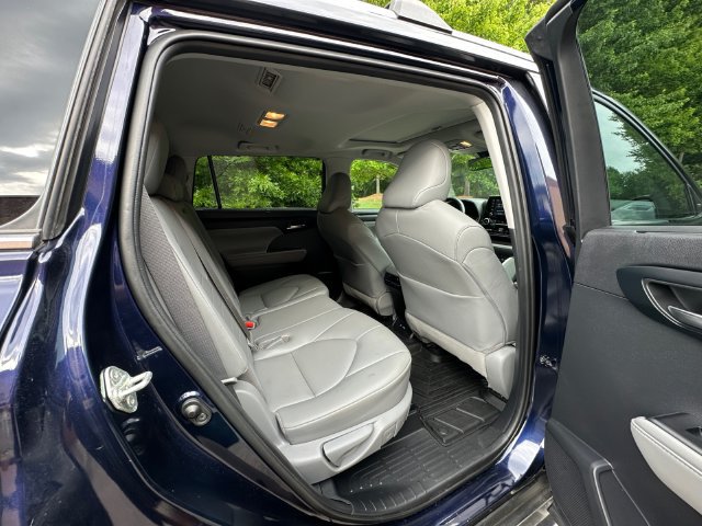 Used 2020 Toyota Highlander XLE FWD image 17