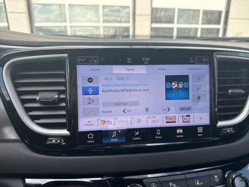 Used 2025 Chrysler Pacifica Select image 10