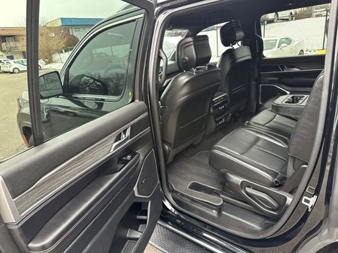 Used 2023 Jeep Wagoneer Series II image 19