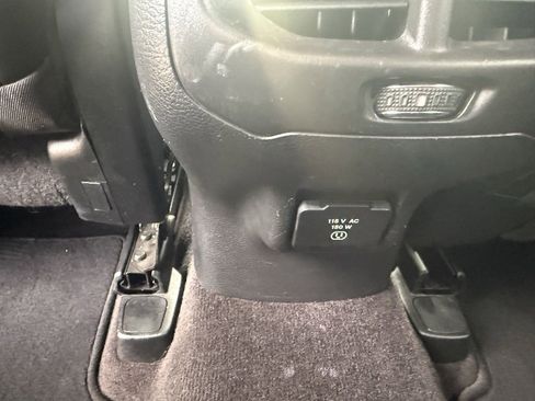 Used 2018 Jeep Cherokee Limited image 38