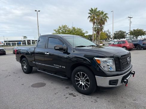 Used 2019 Nissan Titan SV image 2
