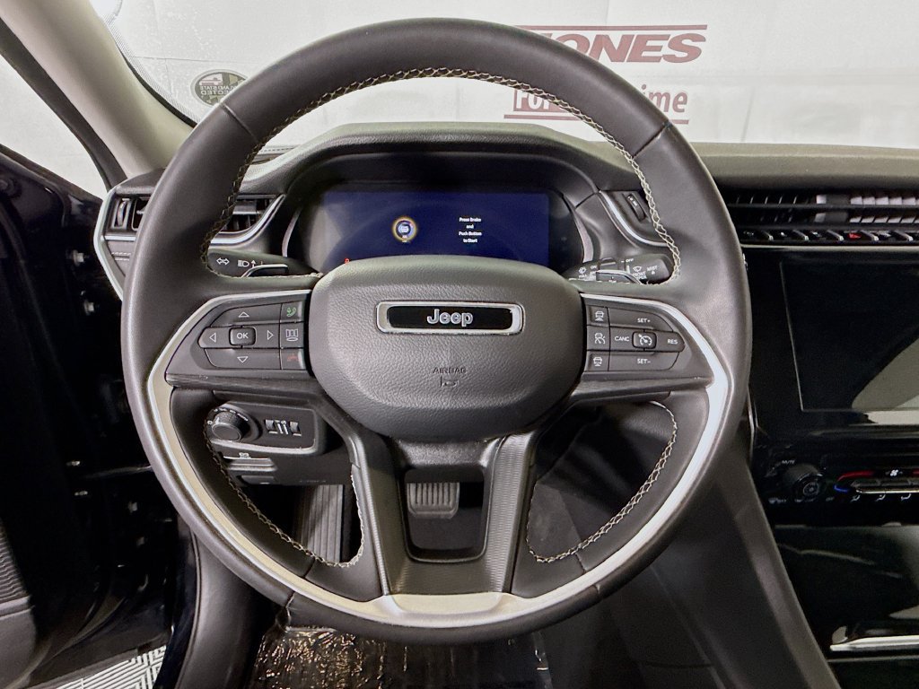 Used 2023 Jeep Grand Cherokee Laredo AWD/4WD image 18