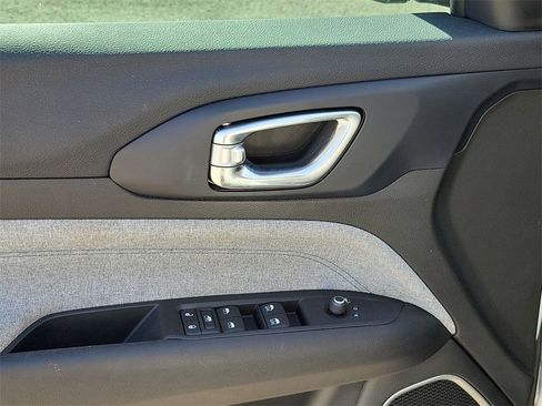 Used 2022 Jeep Compass Latitude image 15