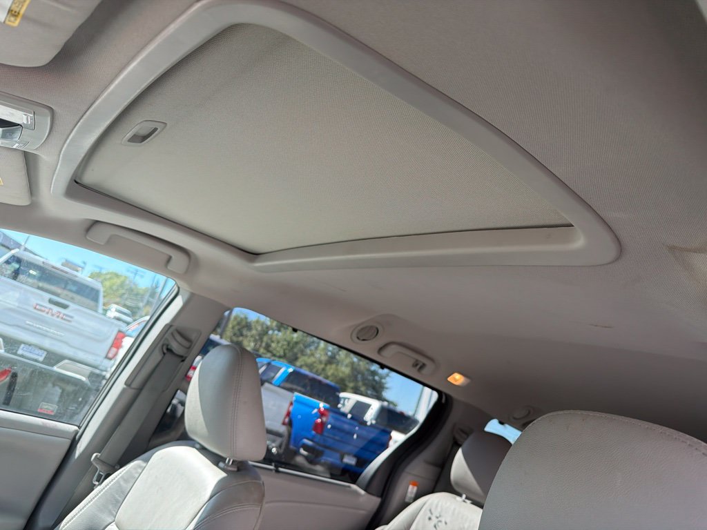 Used 2016 Toyota Sienna XLE w/ XLE Navigation Package AWD/4WD image 12