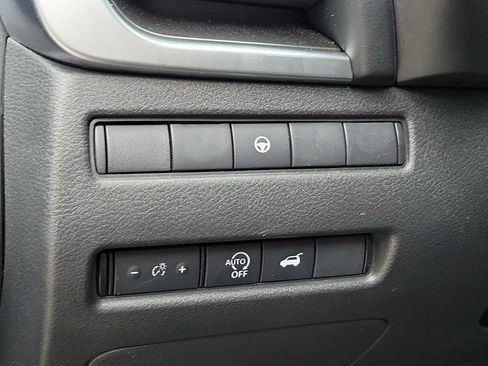 Used 2025 Nissan Rogue SV AWD/4WD image 18