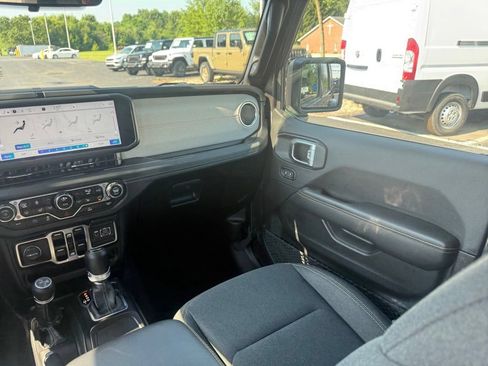 Used 2025 Jeep Wrangler Unlimited Sahara AWD/4WD image 42