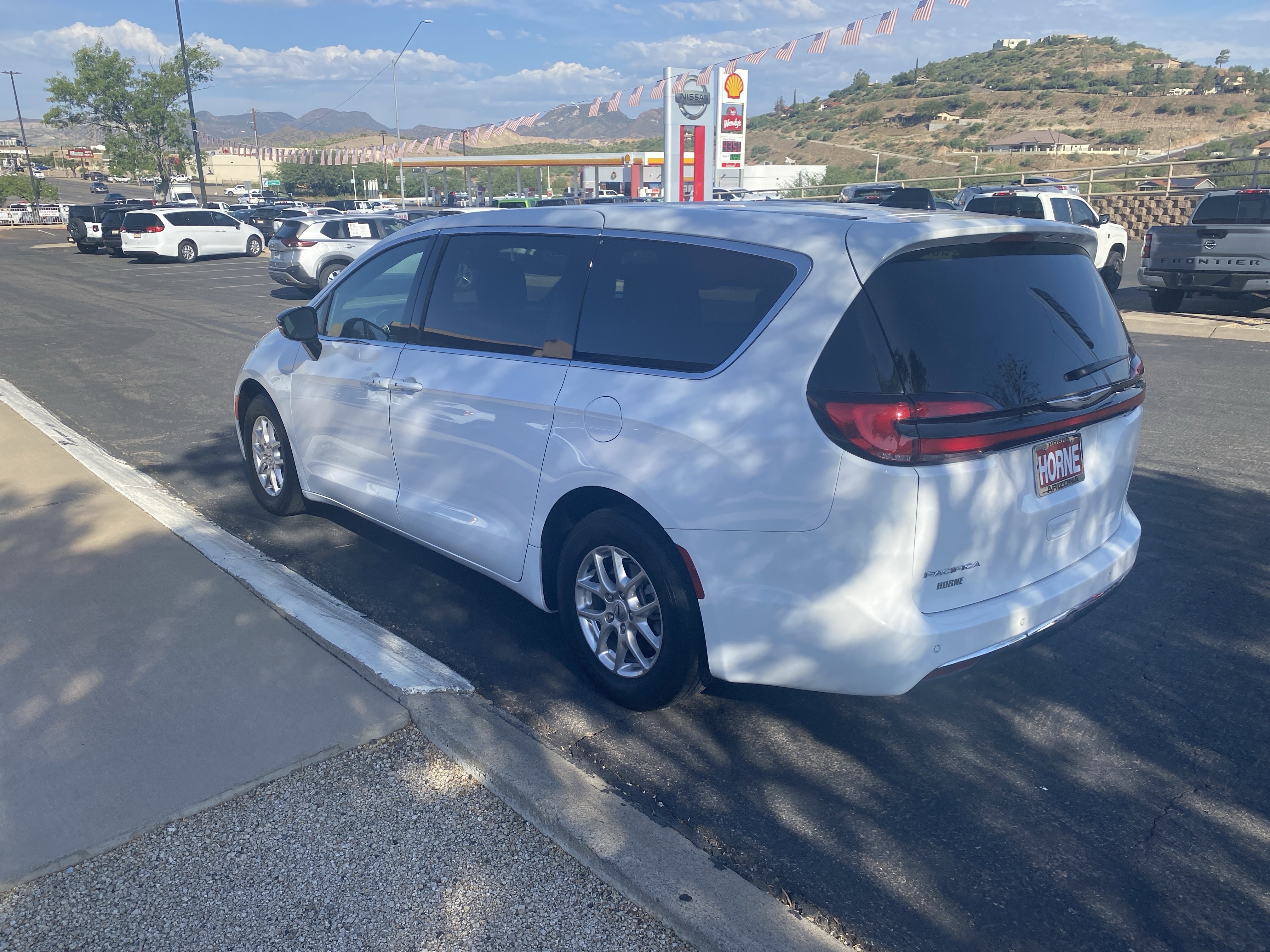 Used 2025 Chrysler Pacifica Select FWD image 2