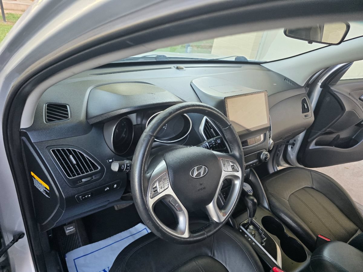 Used 2010 Hyundai Tucson Limited w/ Premium Pkg 4 FWD image 16